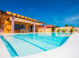Villa Brisa Golf Salinas: Caleta De Fuste'de bir otoparklı otel