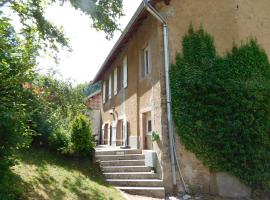 Gîte l'école est finie 6 personnes 4pièces, hotel a Lusse