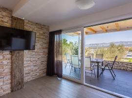 Apartment Trava just a few steps from the seaside, ξενοδοχείο σε Klimno