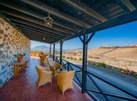 Hotel Rural Huerto Viejo, country house in Tesejerague