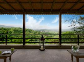 Bungalow 89 by StayVista - A hill-view villa adorned with eclectic interiors for a truly unique & captivating stay，羅納瓦拉的飯店