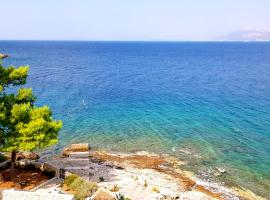 Beachfront Apartment. 2xAC & BIKES, πολυτελές ξενοδοχείο σε Postira