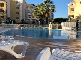 Front beach Luxury near Nice airport: Cagnes-sur-Mer şehrinde bir tatil köyü