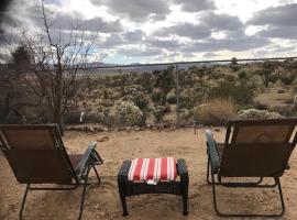 Desert Oasis - Joshua tree peaceful retreat Home, hotel with parking in Yucca Valley