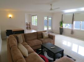 Edge Hill Clean & Green Cairns, 7 Minutes from the Airport, 7 Minutes to Cairns CBD & Reef Fleet Terminal, villa in Cairns