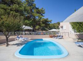 The Olive Grove Villa Private Pool with star links WiFi, husdjursvänligt hotell i Theologos