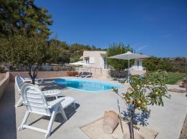 The Olive Grove Villa Private Pool with star links WiFi, hotelli kohteessa Theologos