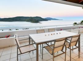 Bella Vista E9 - Ocean View Spacious 2 Bedroom with golf buggy, spa hotel in Hamilton Island