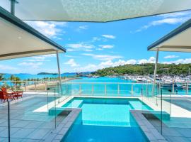 Pavillions Penthouse 25 - 4 Bedroom Luxury Ocean View Hamilton Island, сімейний готель у місті Гамільтон