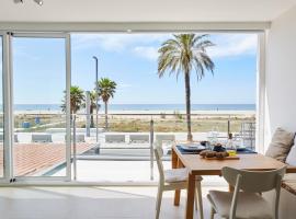 Sunny Beachfront Escape, appartement in Castelldefels