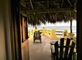 KuDehya Guesthouse, guest house in Treasure Beach