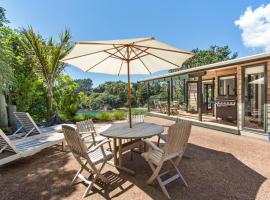 Beachfront Enclosure Bay - Waiheke Unlimited، فندق في Oneroa