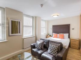 House of Fisher - Central House: Camberley şehrinde bir otel