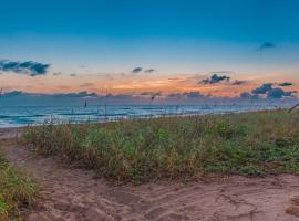 Island Beach House with No Extra Fees, hotel in Jensen Beach