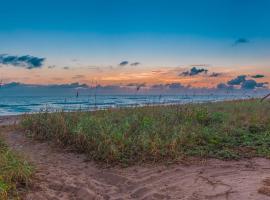 Island Beach House with No Extra Fees, hotel with parking in Jensen Beach