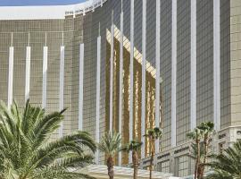 Four Seasons Hotel Las Vegas, hotel cerca de Shark Reef Aquarium, Las Vegas