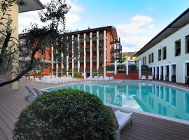 Club Hotel e Residence La Vela, hotell i Nago-Torbole