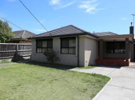 Isle of Serenity Charming House, holiday home in Keysborough