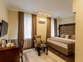 알마티에 위치한 호텔 앰배서더