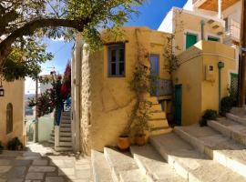 Traditional Medieval Stone house in "Ano Syros", hotel in Ano Syros