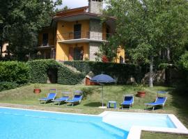 Scheggia Villa Sleeps 8 Pool WiFi، فندق في Galbino