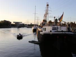 Schiffshotel "Schlafen im Hafen", boat in Hamburg