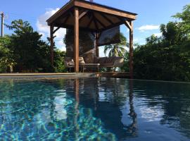 Gite La Tortue Bleue, hotel in Bouillante