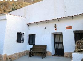 Cueva Alcázar, hotel con estacionamiento en Gorafe