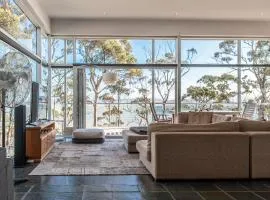 Baragoola Retreat - Luxury Waterfront Property