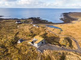 Hvassahraun Cabin by the Sea, hótel í Vogum