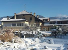 Kreuzwegerhof Nals Ferienwohnungen im Historischen Gutshof mit Natur-Pool-Oase bei Meran und Bozen, hotel in Nalles
