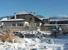 Kreuzwegerhof Nals Ferienwohnungen im Historischen Gutshof mit Natur-Pool-Oase bei Meran und Bozen
