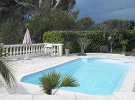 Charmante Villa à 15 min de Nice avec piscine: Blausasc şehrinde bir otoparklı otel