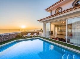 LUXURY WHITE VILLA with sea view, heated pool, hotel in Adeje