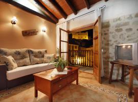 Apartamentos Santa Agueda, familiehotell i Valderrobres