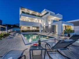 Villa Magnifica apartments with pool, khách sạn ở Novalja