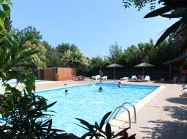 Camping de la Chapelette, готель з басейнами у місті Сен-Мартен-де-Кро