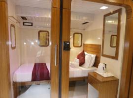 Qubestay Airport Capsule Hotel & Hostel, hotel Mumbaiban