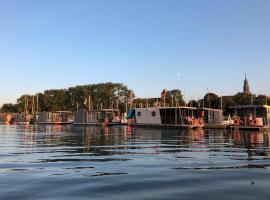 Hausboot- Domy na wodzie - Houseboat Porta Mare – hotel w mieście Kamień Pomorski