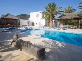 Villa Daniel is in a great location just 5 mins by taxi into Playa Den Bossa