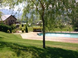 Casa con encanto, jardín, vistas y piscina，Estavar的小屋