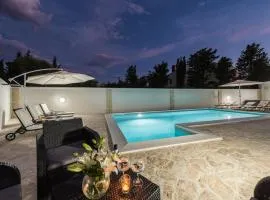 Villa Star 6 luxury apartment with a pool