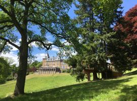 Tree House - Domaine de Ronchinne, hotel v destinaci Maillen