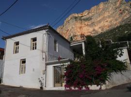 Au pied de la falaise rouge, hotel in Leonidion