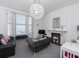 Spacious one bedroom apartment with a sofa bed offering a sea view sleeps four, hotel in Broadstairs