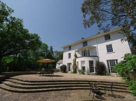 Corffe House and Holiday Cottages، فيلا في بارنستابل