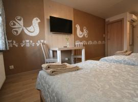 Noclegi Cameleon، فندق في سلوبكا