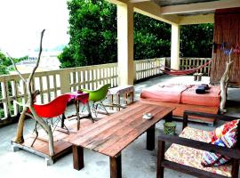backpackers guesthouse Border, hotel v destinaci Nago