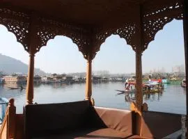 Iram Houseboats