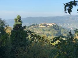 House in Central Todi with Sensational Views of Surrounding Countryside, prázdninový dům v destinaci Todi